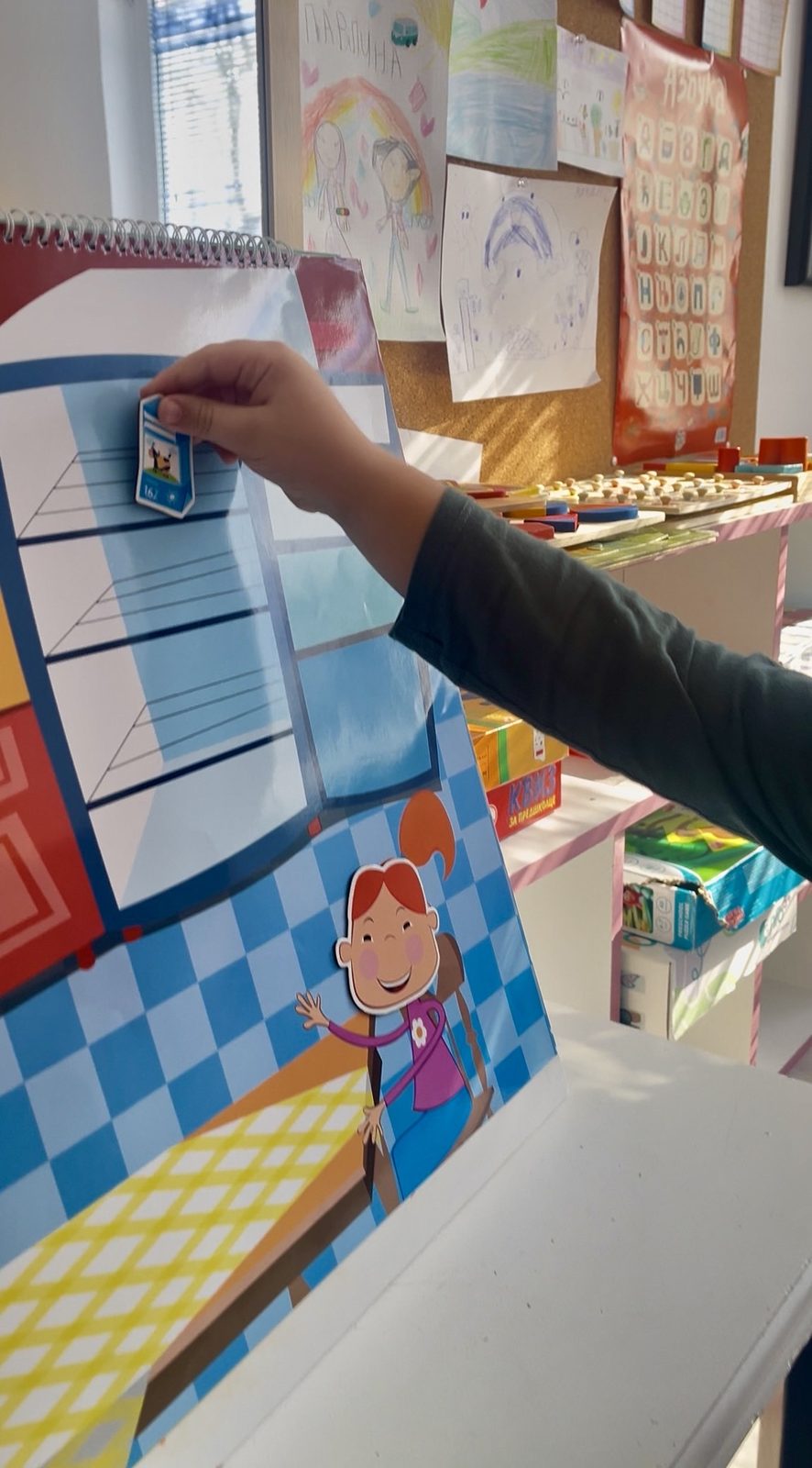 Dete slaže sličicu na radnu tablu tokom tretmana